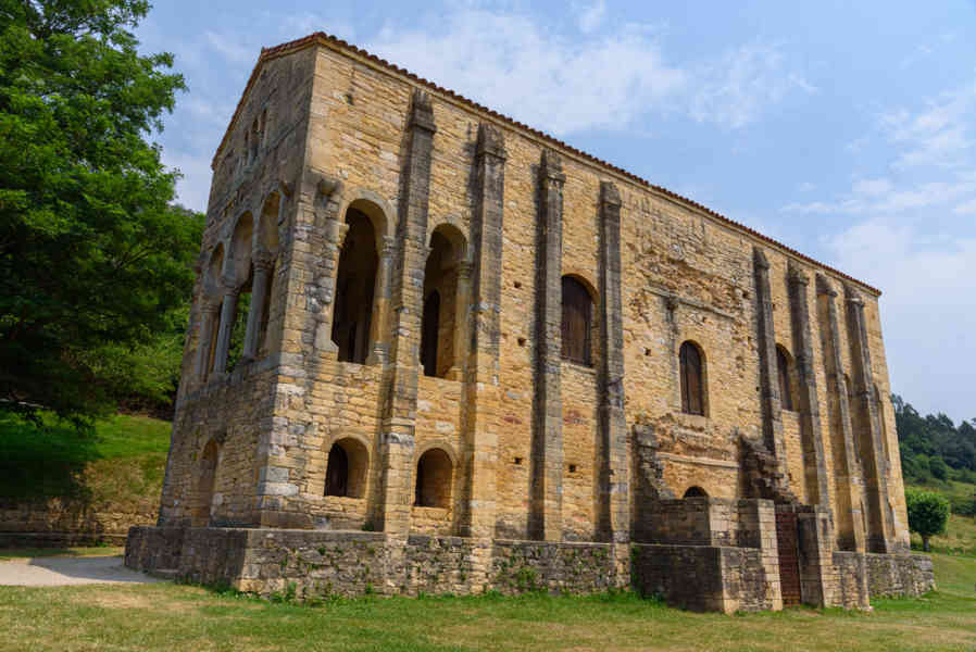 Oviedo 065 - iglesia de Santa María del Naranco.jpg